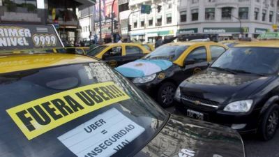 Los taxistas, en pie de guerra contra Uber: dicen que ma�ana anunciar�n medidas de fuerza