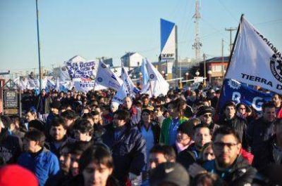 Metal�rgicos, junto a gremios y pol�ticos, marchan hoy en R�o Grande