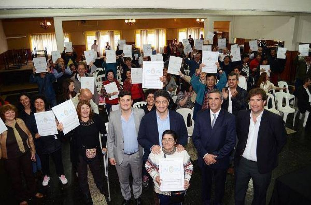 Jorge Macri entreg� escrituras de viviendas a vecinos de Vicente L�pez