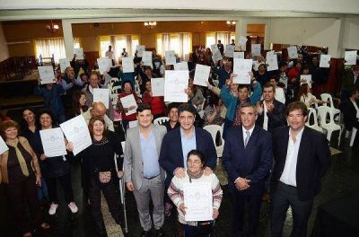 Jorge Macri entreg� escrituras de viviendas a vecinos de Vicente L�pez
