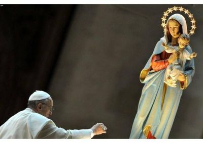 Papa: en el Rosario con Mar�a contemplamos a Jes�s Misericordia del Padre