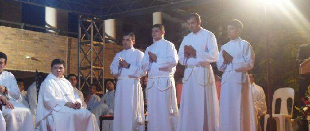Monseor Juan Bautista Gaviln ordenar a cuatro nuevos sacerdotes en Cnel. Oviedo