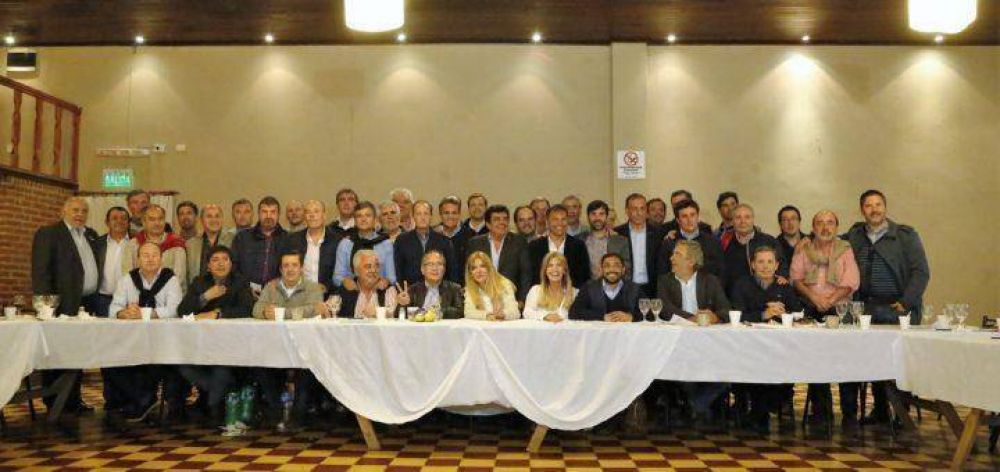 Con presencia de intendentes peronistas de la Sptima, se juntaron medio centenar de jefes comunales opositores
