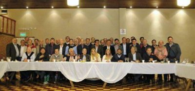 Con presencia de intendentes peronistas de la S�ptima, se juntaron medio centenar de jefes comunales opositores