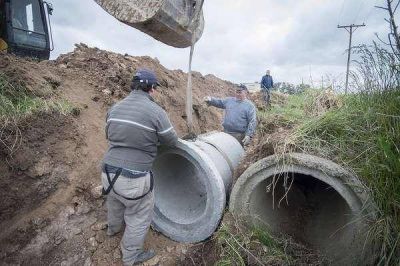 SE REALIZAN TRABAJOS H�DRICOS EN DISTINTOS SECTORES DE AZUL