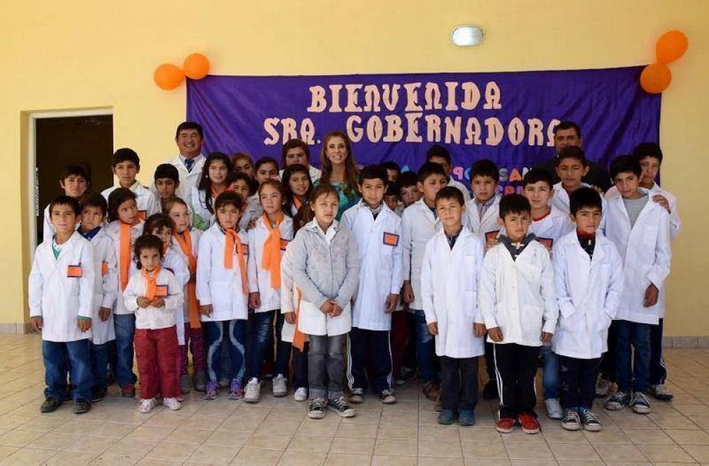La Gobernadora de la provincia inauguro una escuela en la localidad de Santa Rosa