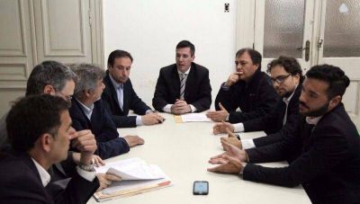 ABSA promete invertir lo necesario para llevar agua potable a Gonnet y Villa Castells
