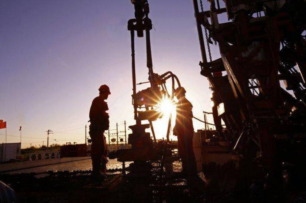 Los gremios petroleros empiezan a discutir su bono la semana que viene