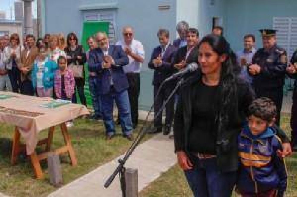 Colombi inaugur 50 viviendas y pavimentacin de calles en Esquina