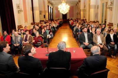 Entrega de escrituras de viviendas a vecinos del Barrio Arco Iris