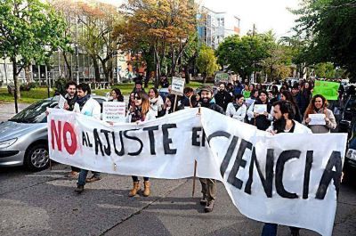 Miembros de la comunidad universitaria lavaron platos contra el ajuste en Ciencia y Tecnolog�a