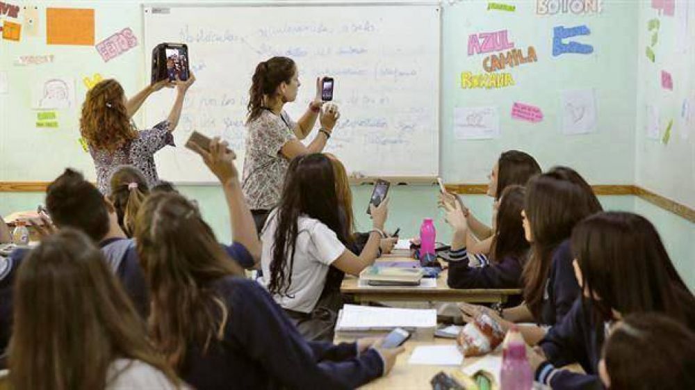 La Provincia levanta la prohibicin de usar celulares dentro de las aulas