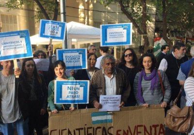 Profesores universitarios e investigadores protestaron frente a la Legislatura