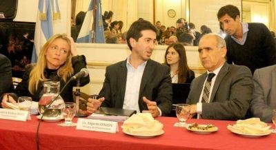 La oposici�n elogi� a Cenz�n y le pidi� que revea su renuncia al ministerio