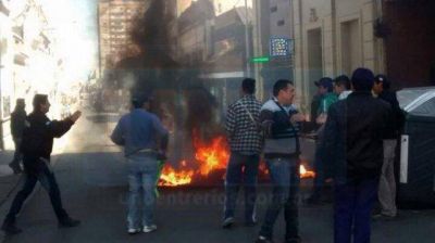 Trabajadores de la Uocra se manifiestan y cortan la calle en Paran�