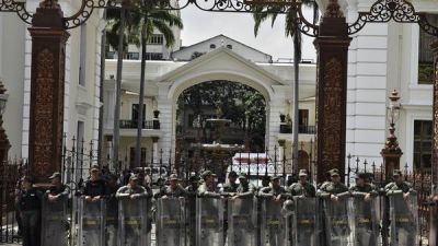 Maduro enfrenta la huelga opositora y amenaza tomar las empresas que paren