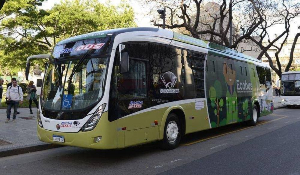 El Gobierno porte�o present� el primer bus tur�stico h�brido