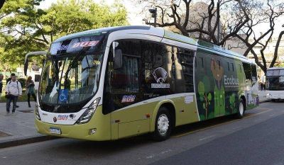 El Gobierno porte�o present� el primer bus tur�stico h�brido