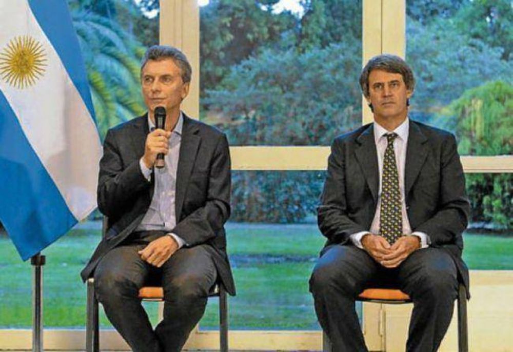 Prat-Gay pierde popularidad y protege a Macri