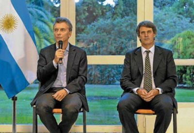 Prat-Gay pierde popularidad y protege a Macri