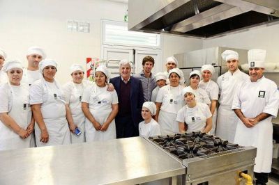 Luis Andreotti felicit� a egresados de la Escuela Municipal de Oficios
