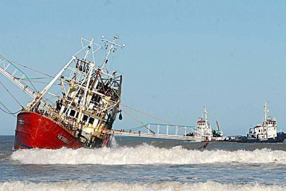 Subi� la marea y el �Victoria I� volvi� a navegar hacia el puerto