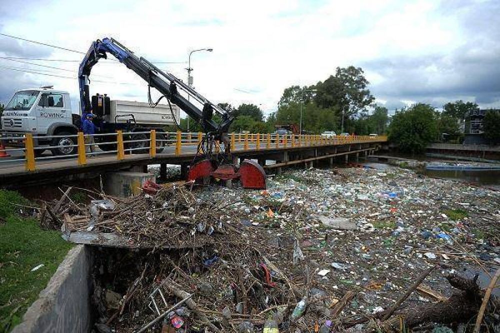 El municipio de Tigre limpia el R�o Reconquista en la Pista de Remo