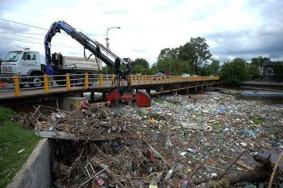 El municipio de Tigre limpia el R�o Reconquista en la Pista de Remo