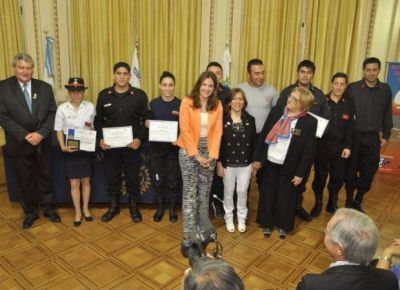 Distinguieron a bomberos por su coraje en la lucha contra el fuego