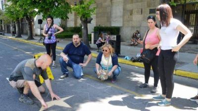 Pintaron estrellas rojas con el nombre de una v�ctima de violencia de g�nero