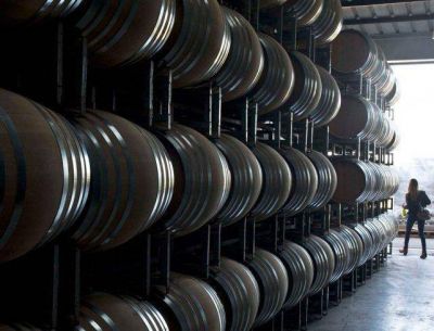 Buscan imponer un gravamen al vino importado de Chile