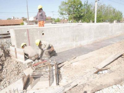 Avanzan las obras del bajov�as de Ezpeleta