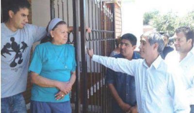 Paredes Urquiza visit� el barrio Santa Justina