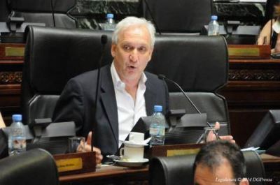 �Hay que democratizar la estructura policial�