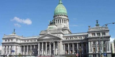 Mientras los gremios pelean por paritarias para, por los menos, �empatarle� a la inflaci�n, diputados y senadores se subieron un 47% el sueldo