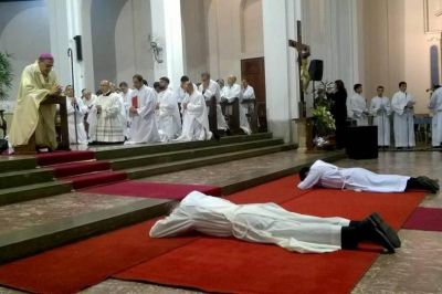 Mons. Mart�n a los nuevos sacerdotes rosarinos: �Servir en la Palabra de Jes�s que predicamos�