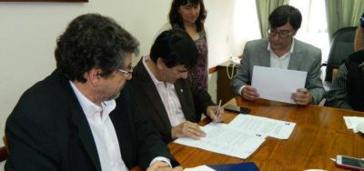 Roque P�rez: Gasparini firm� convenio con la Universidad de Avellaneda