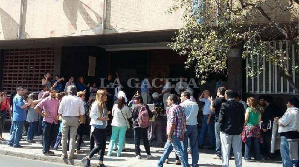 Un grupo de militantes apoyaron a Cristina en Tucum�n