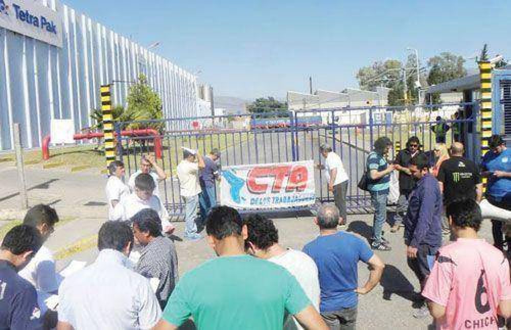 Bloquean salida de camiones de la planta de Tetra Pak