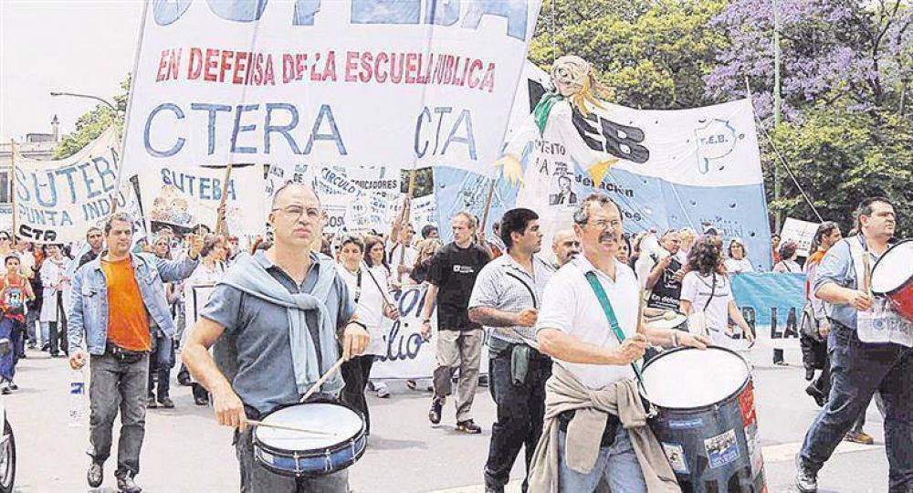 Presin: docentes ya exigen a Nacin subas con un piso del 35%