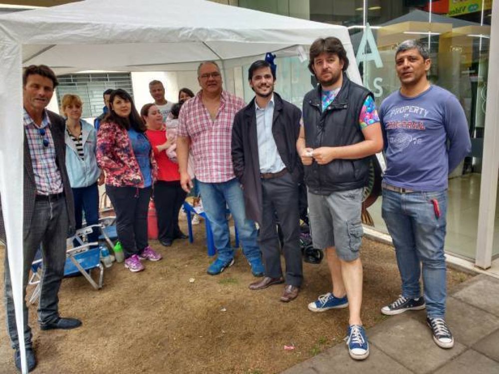 Comenz� el acampe de los adjudicatarios del Procrear frente al Banco Hipotecario