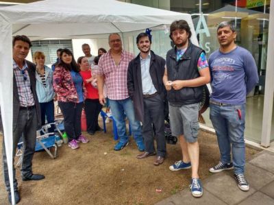 Comenz� el acampe de los adjudicatarios del Procrear frente al Banco Hipotecario