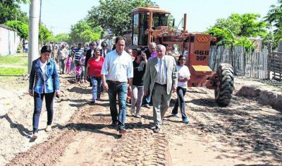 Infante supervis� mejoras de calles e iluminaci�n en barrio