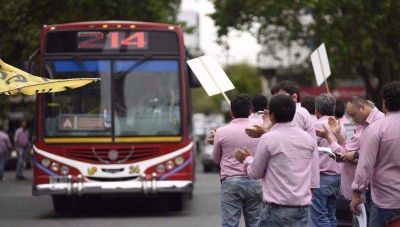 Micros: la empresa se niega a reincorporar a los choferes y se estira el conflicto
