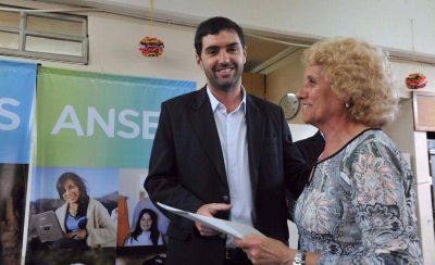 De paso por Mar del Plata, Basavilbaso entreg� subsidios a centros de jubilados