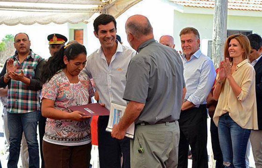 Juan Manuel Urtubey entreg� viviendas e inaugur� una cancha de rugby