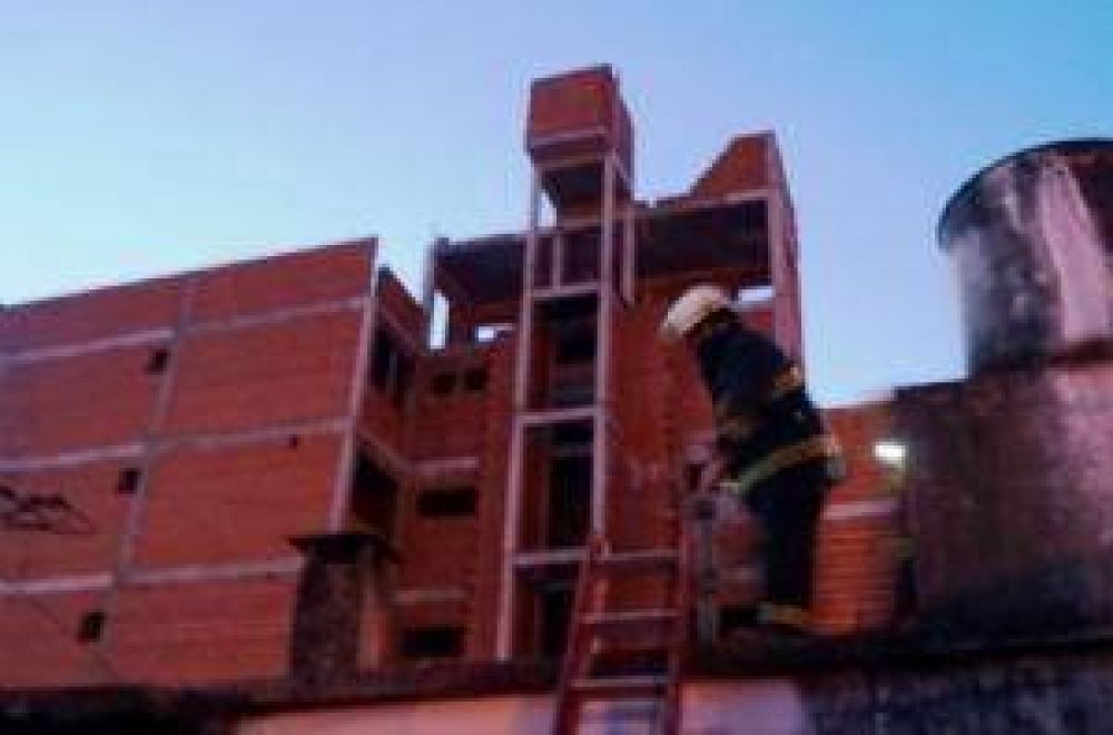 ADELANTO: Se derrrumb� parte de un edificio en construcci�n y da�� dos casas linderas