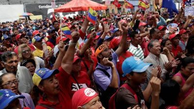 Maduro libera a 5 presos pol�ticos y la oposici�n suspende la protesta