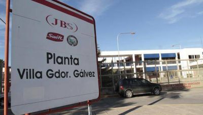 Denuncian 32 despidos en el frigor�fico Swift