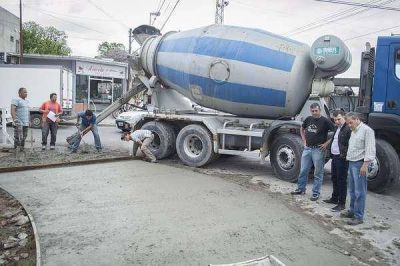 EST�N REPARANDO LA VEREDA DEL HOSPITAL �DR. �NGEL PINTOS�